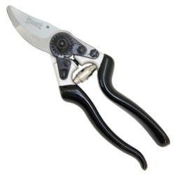 Wilkinson Sword. Extra High quality SK3 Japanese steel blades, 2 position catch to give medium or large opening.